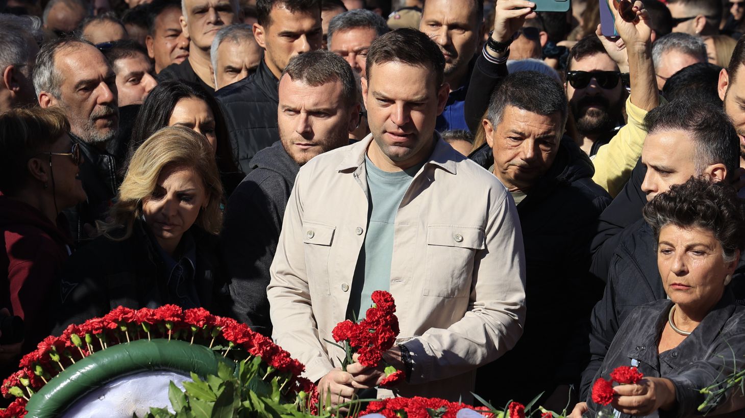 Κατέθεσε Στεφάνι συνοδεία αντιστασιακών ο Στέφανος Κασσελάκης