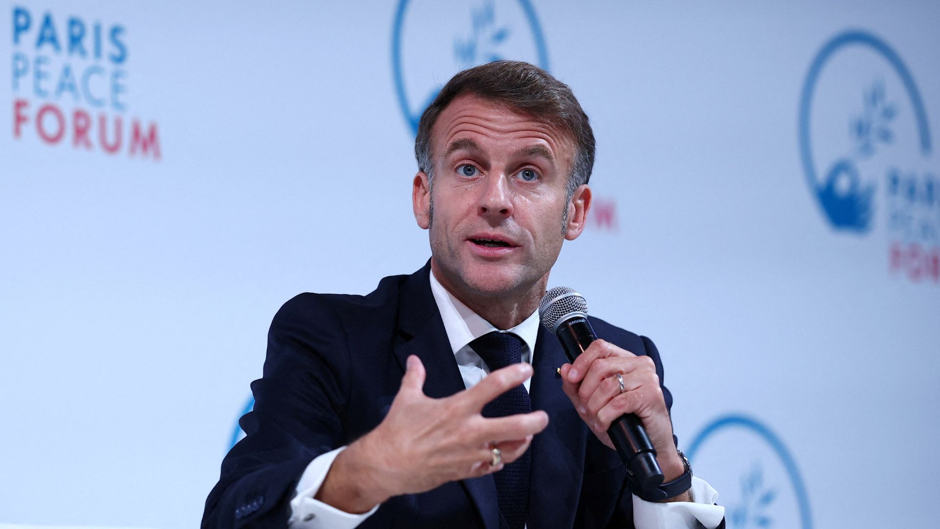 Macron poudarja, da preprečevanje osvajanja novih trgov ne prinaša sreče državi, francoska Narodna skupščina pa uvaja višje davke za multinacionalke