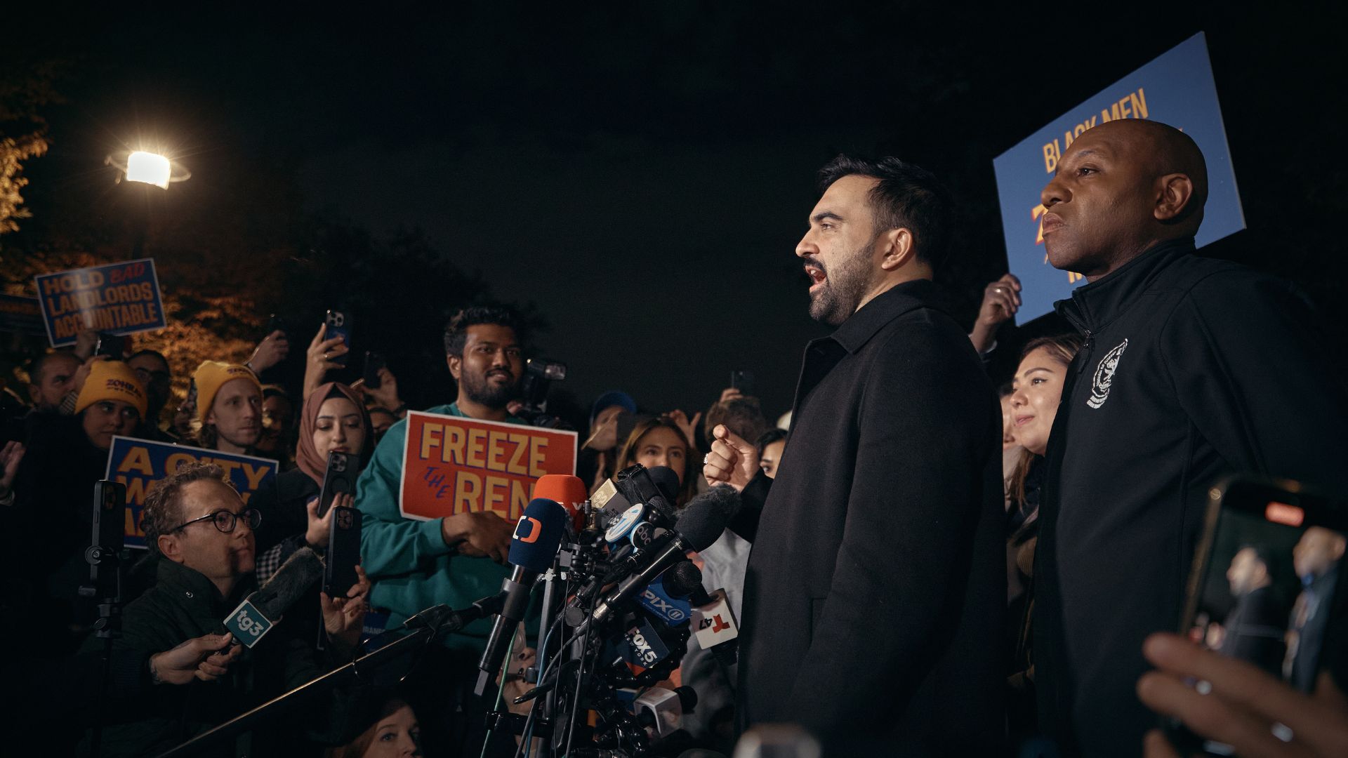 Στη Νέα Υόρκη όλα τα βλέμματα: Η ώρα του Μαμντάνι, ο διχασμός στους Δημοκρατικούς και ο παράγοντας Τραμπ