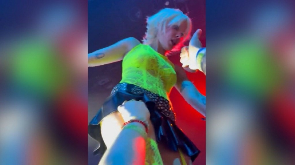 tragoudistria-xouftoma