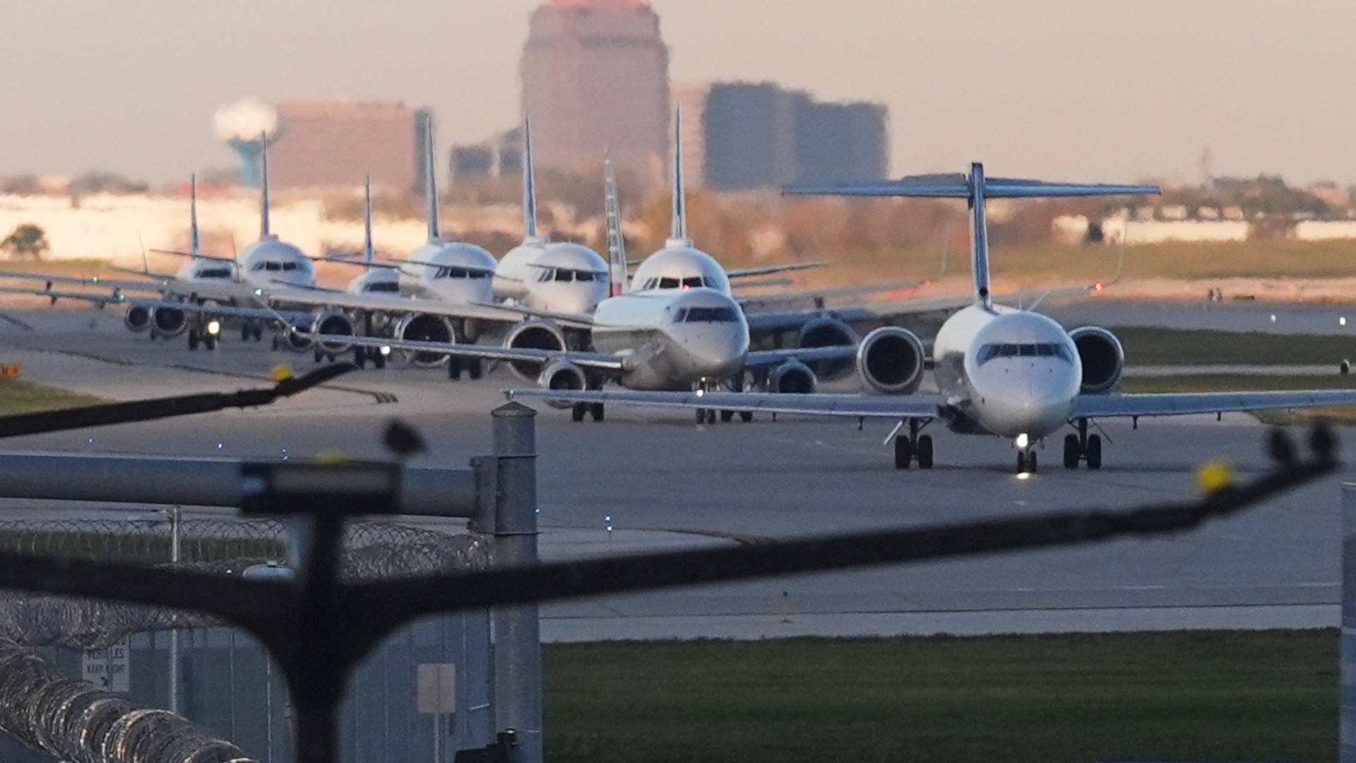 ΗΠΑ: Για «μαζικό χάος» στις αερομεταφορές προειδοποιεί ο υπουργός Μεταφορών, εάν συνεχιστεί το shutdown