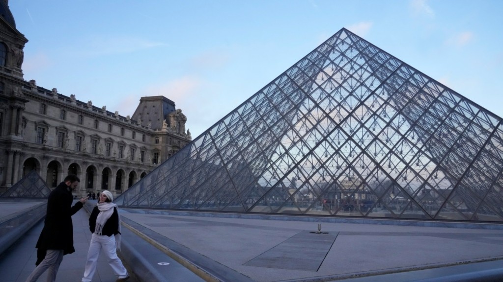 louvre_strike_new_1