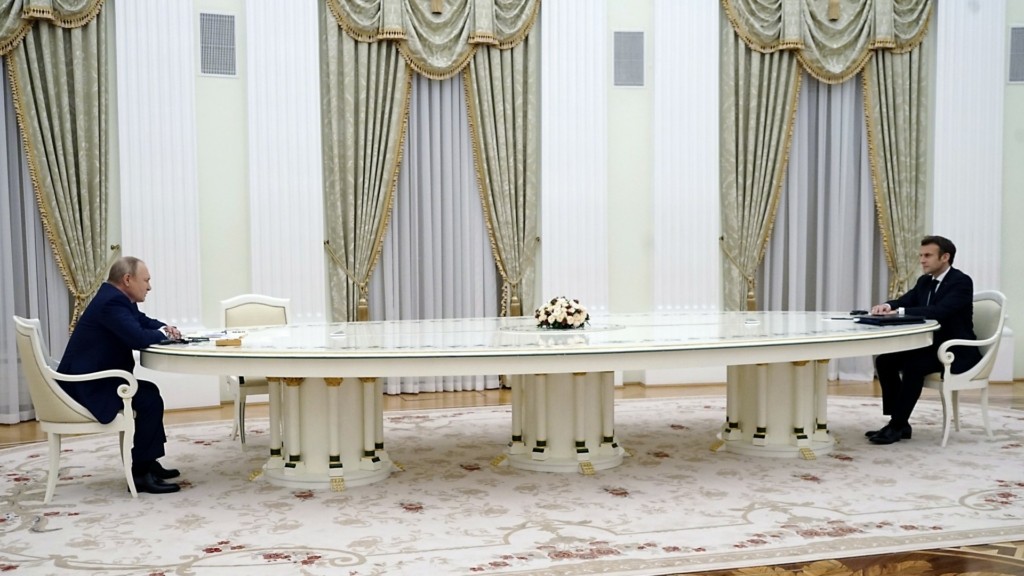 putin_macron_table_new