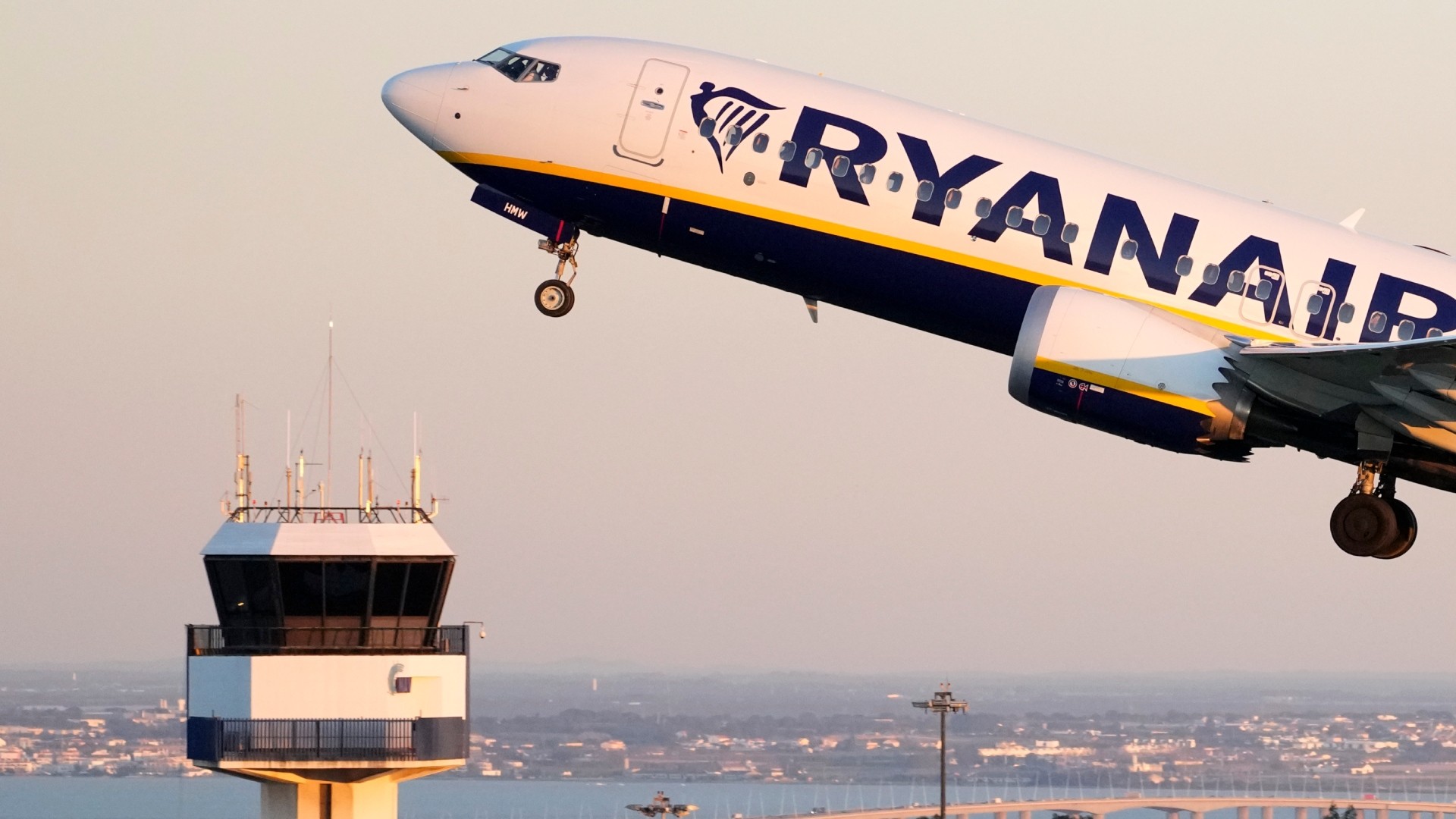 Νέα αερομαχία μεταξύ Ryanair και Fraport: «Σχεδιάζει να αυξήσει 390% τα τέλη στο αεροδρόμιο Καλαμάτας»