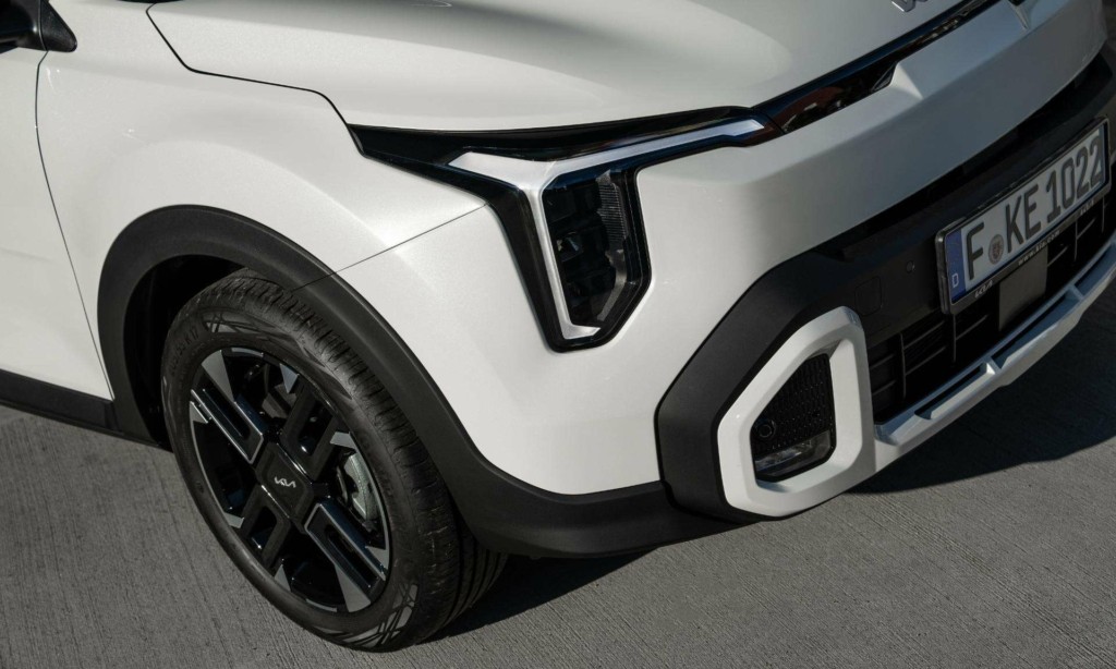 Original-30128-kia-new-stonic-gtline-clear-white-static-highres-006-e1772106459624