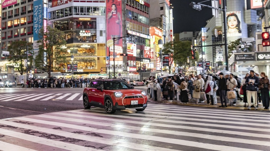 P90626166_highRes_mini-aceman-se-02-20