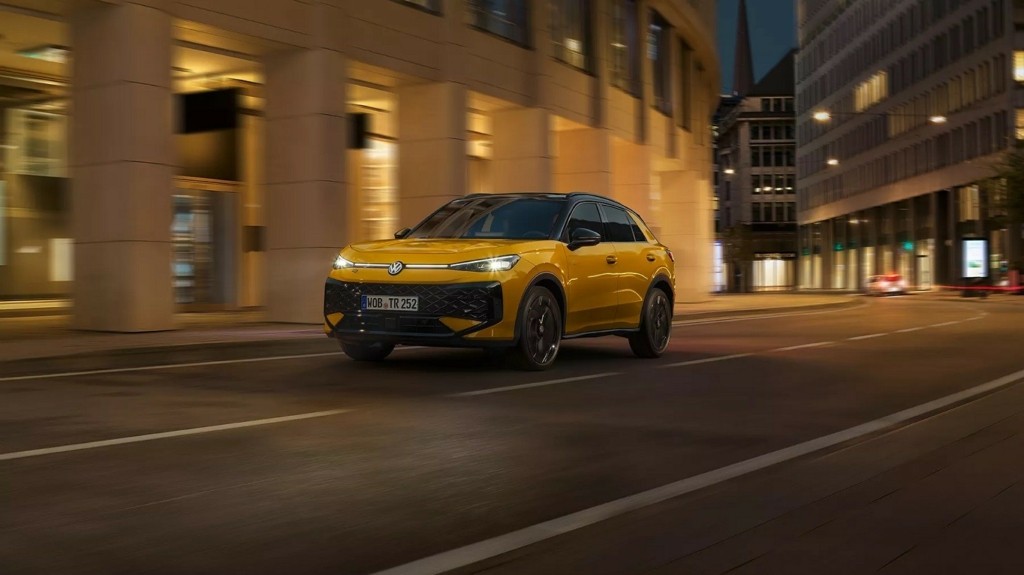 TC1386_T-Roc_driving_in_the_night