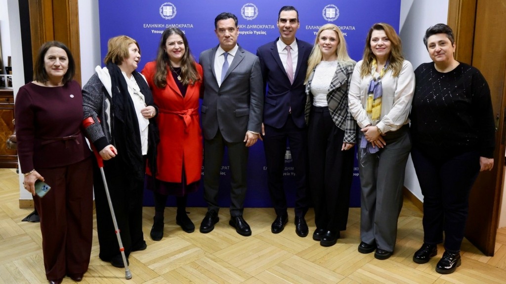 adonis_sinantisi_me_maies