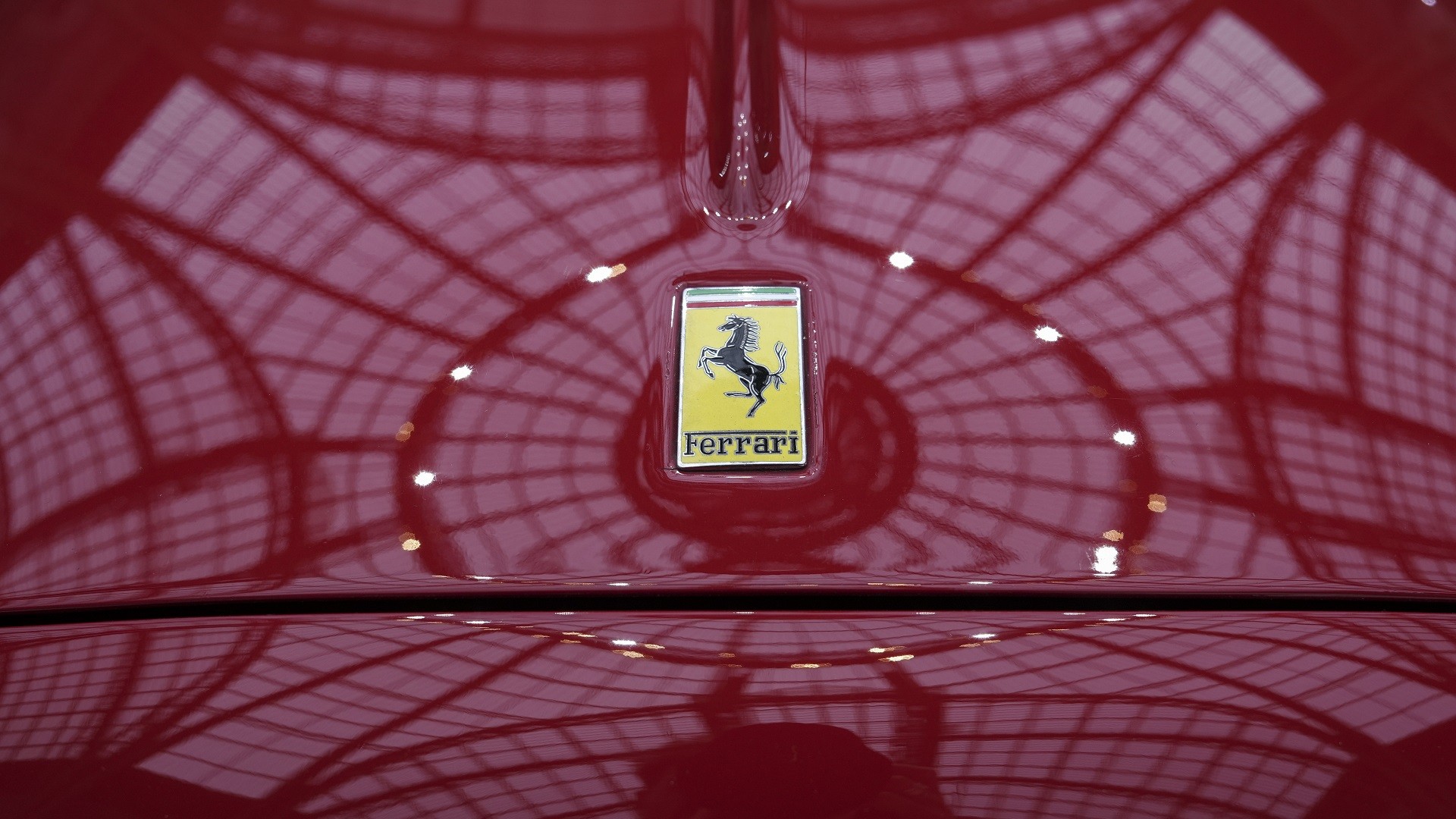 Η Gen Z βρήκε τρόπο να κυκλοφορεί με Ferrari παρά το νεαρό της ηλικίας της