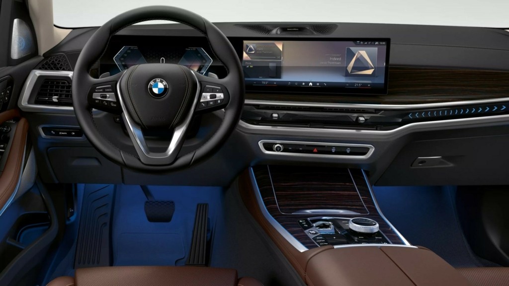 g05_interior_highlights_curveddisplay_3to2