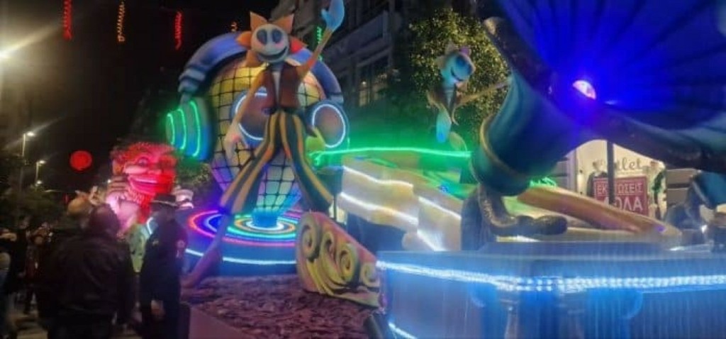 Φωτογραφία για: Πάτρα: Με νυχτερινή παρέλαση των φωτισμένων αρμάτων ξεκίνησε το τριήμερο της κορύφωσης του καρναβαλιού 10 patra 10
