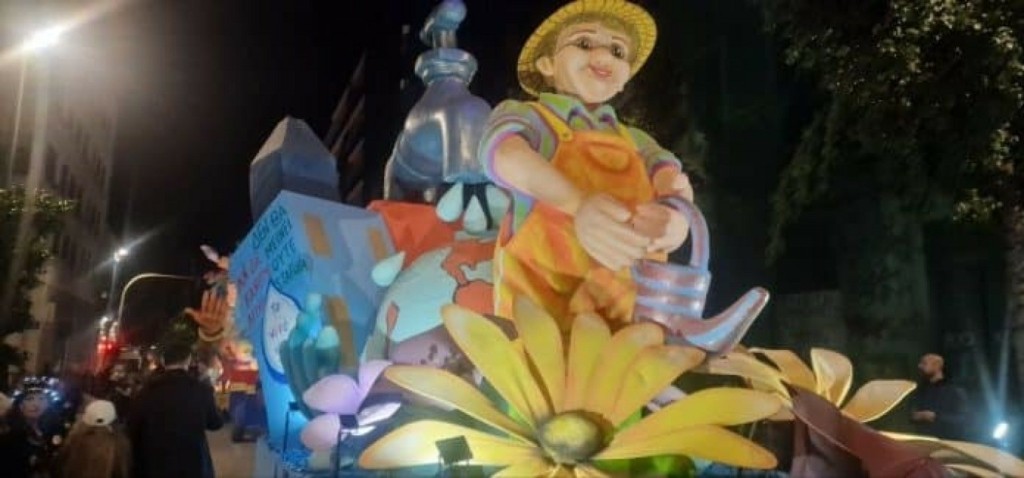 Φωτογραφία για: Πάτρα: Με νυχτερινή παρέλαση των φωτισμένων αρμάτων ξεκίνησε το τριήμερο της κορύφωσης του καρναβαλιού 7 patra 9