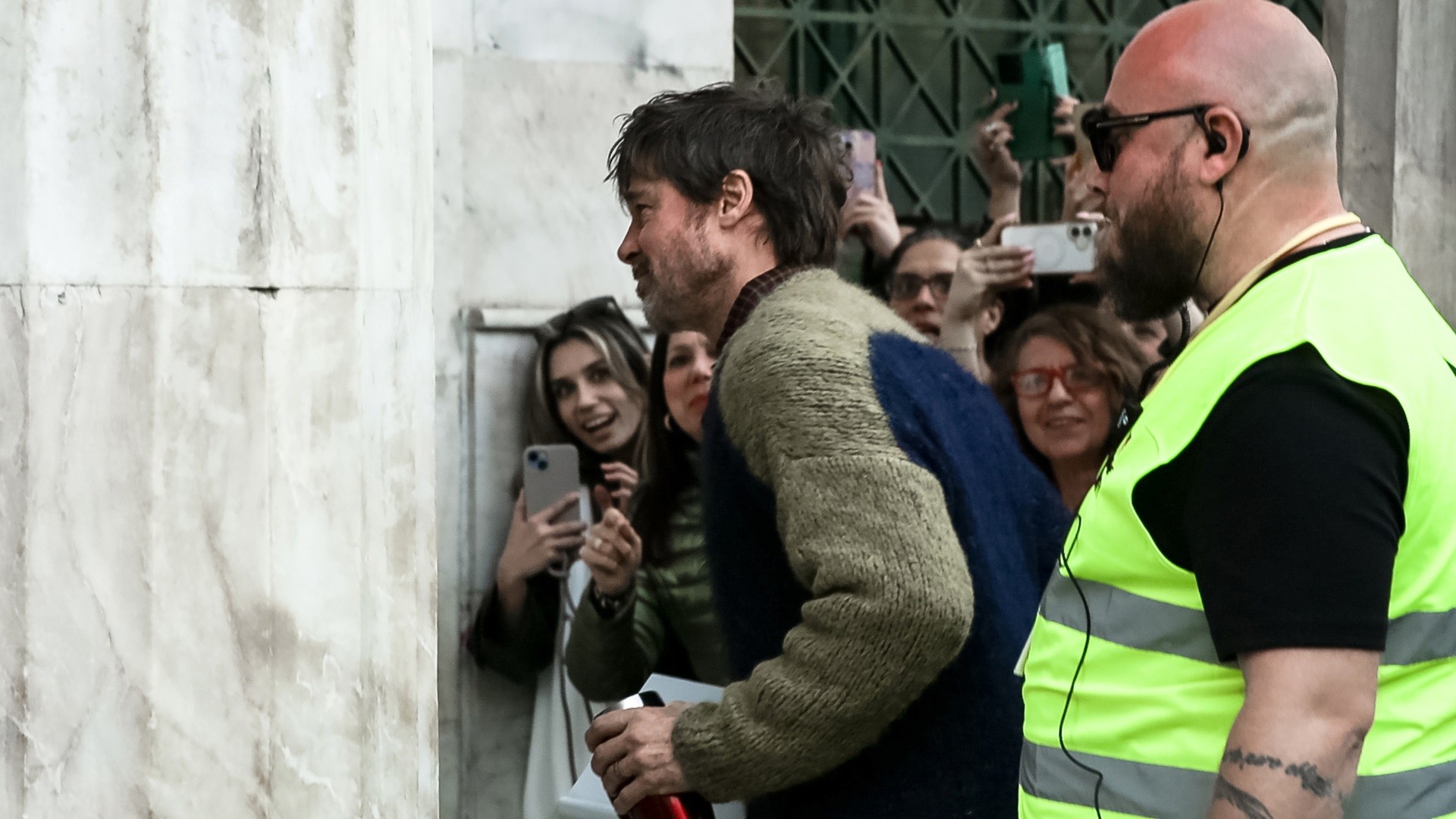 Τη… λάμψη του Μπραντ Πιτ ζήλεψε ο Χάρης Δούκας: «Θέλω κι εμένα να με περιμένετε κάθε πρωί στην πόρτα» | topontiki.gr