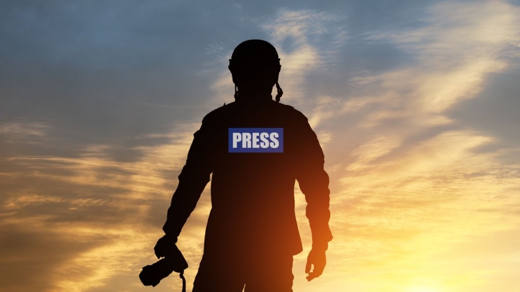 dimosiografos-polemos