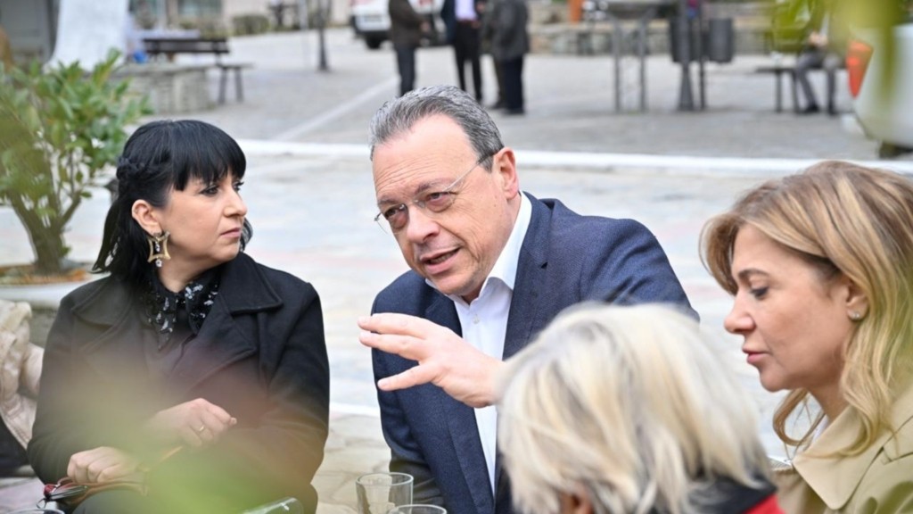 <div style="width:1px;height:1px"></div>sokratis-famellos