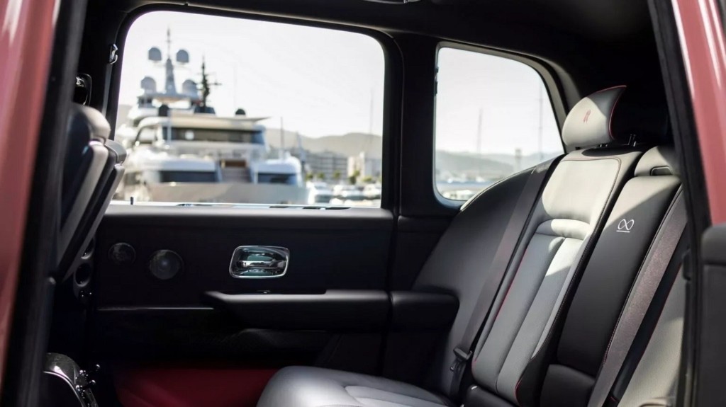 P90582006_highRes_rolls-royce-black-ba-1536×932-1