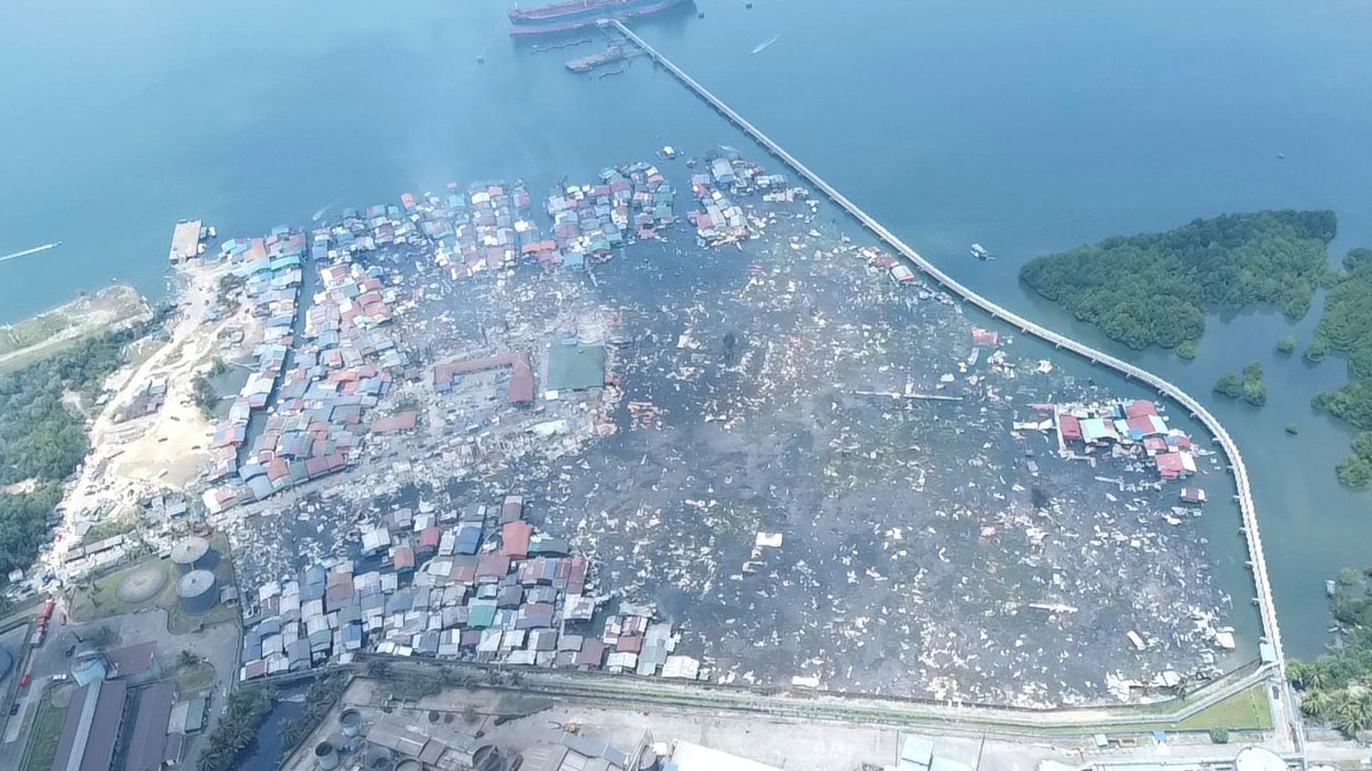 Στάχτη χιλιάδες παραγκόσπιτα στο Βόρνεο: Τι είναι τα «χωριά του νερού» στη Νοτιοανατολική Ασία