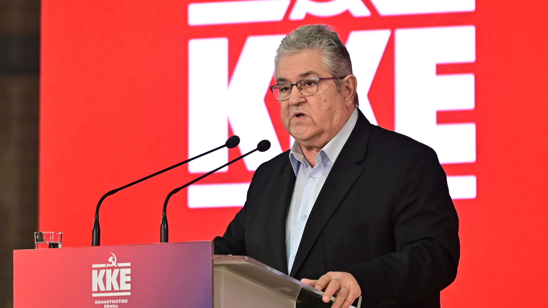 ΚΚΕ κατά Τσίπρα: «Καπηλεία» της Ιστορίας, «χιλιοειπωμένα κλισέ» και συστημική στήριξη βλέπει στην ΕΛ.Α.Σ.