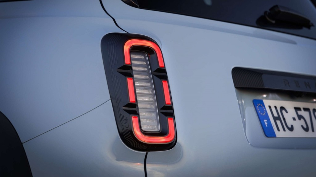 <div style="width:1px;height:1px"></div>Renault-4-E-Tech-electric-Techno-Cloud-Blue-5-scaled