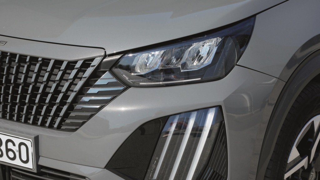 Peugeot_2008_hybrid_003-scaled