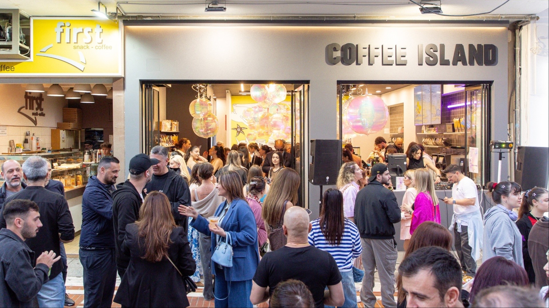 Coffee Island: Νέο concept store στη Γούναρη με Gen Z ροφήματα και pop-up party vibes