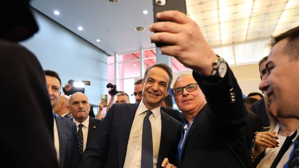 mitsotakis selfie synedrio nd – new