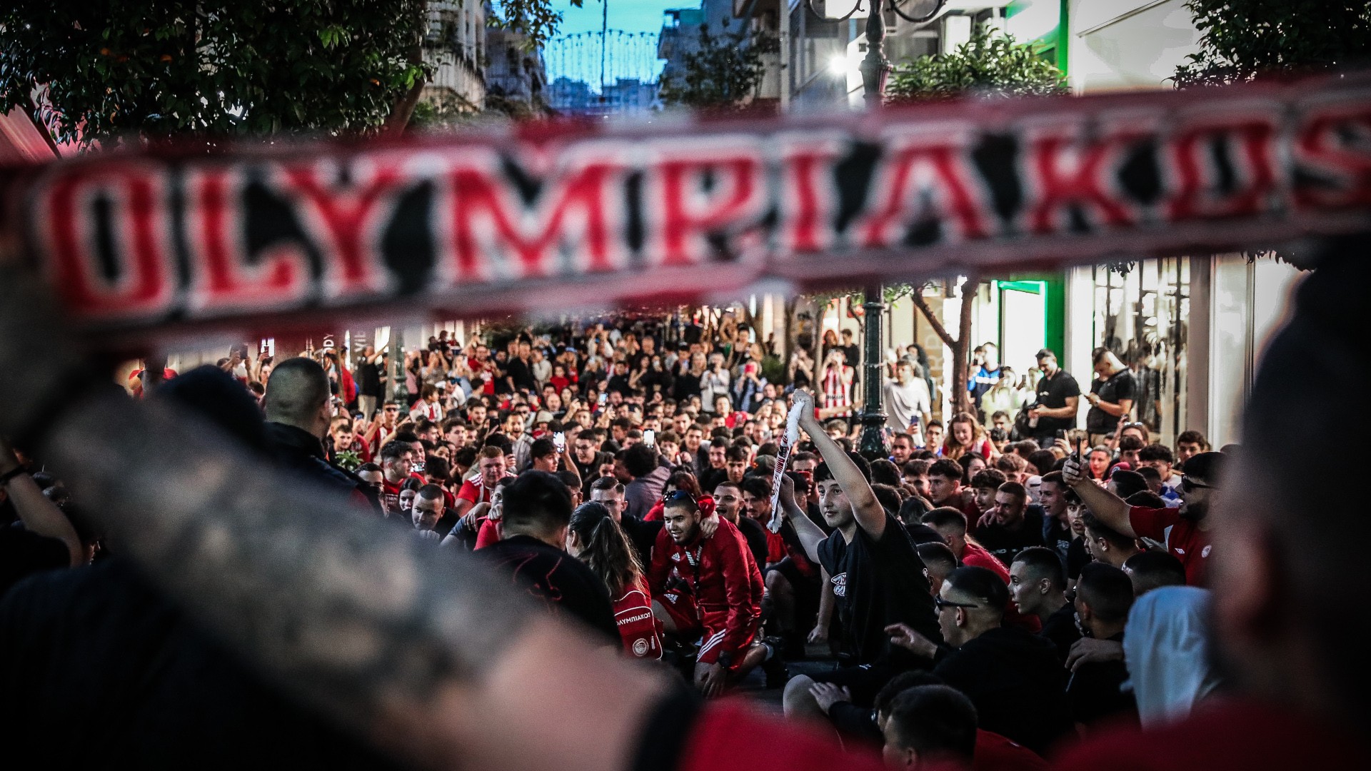 Ξέφρενο πάρτι στον Πειραιά για την πρόκριση του Ολυμπιακού στον τελικό της Euroleague (Photos/Video)