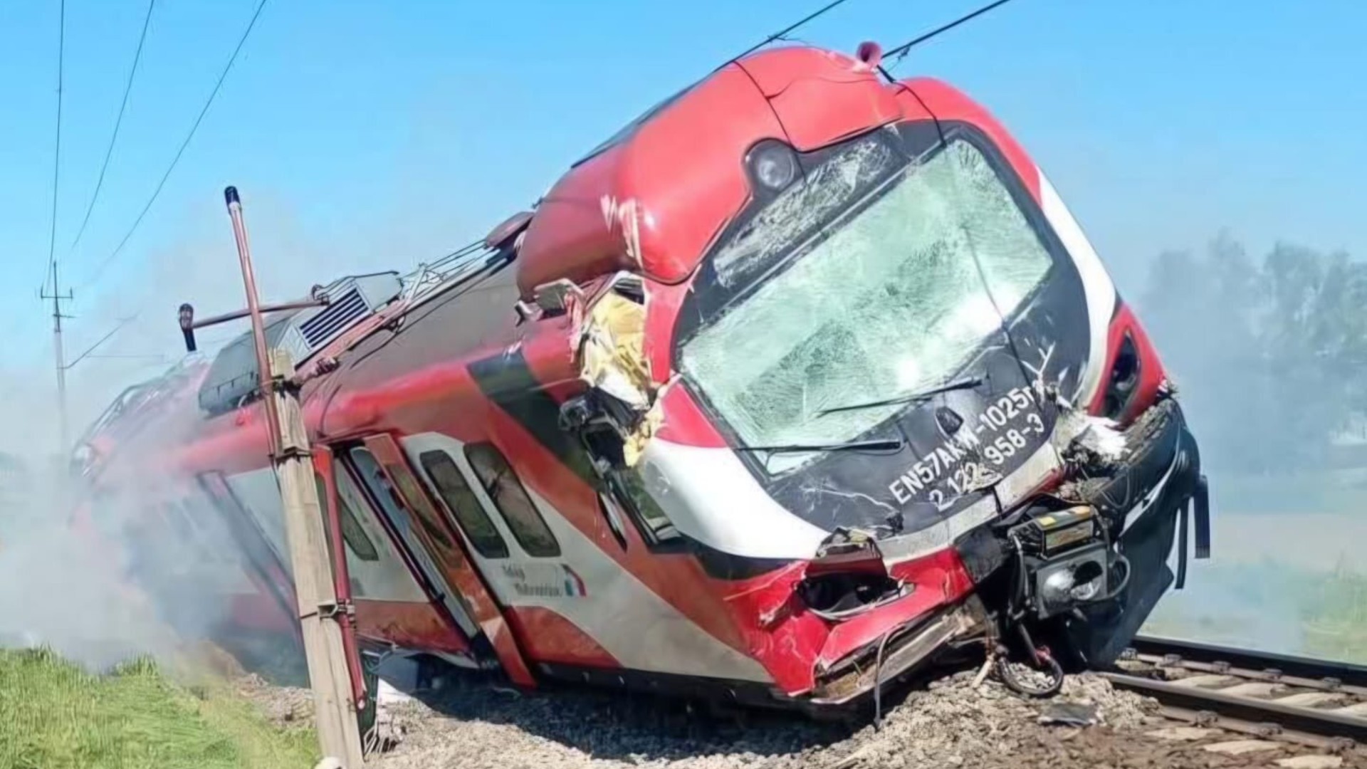 Σύγκρουση φορτηγού με επιβατική αμαξοστοιχία στην Πολωνία – Ένας νεκρός και 18 τραυματίες