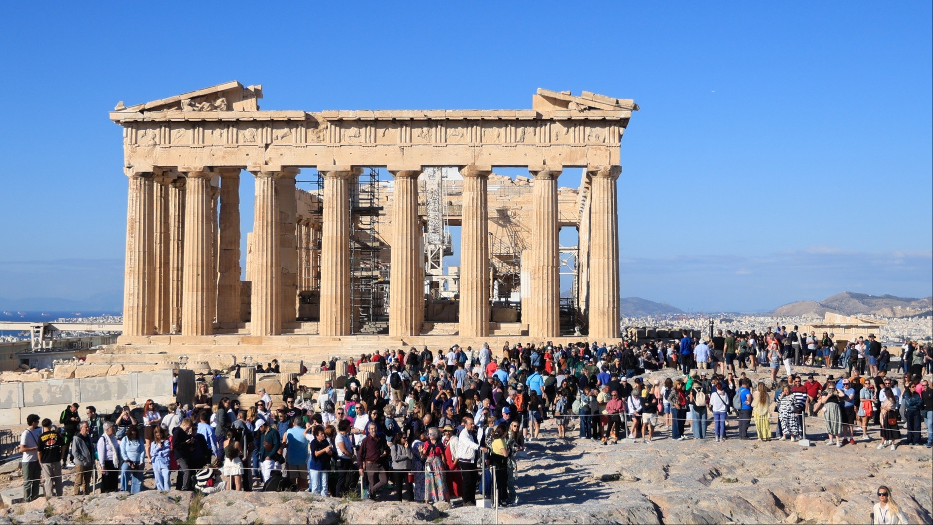 Το διπλό πρόσωπο του ελληνικού τουρισμού το 2026: Ρεκόρ κρατήσεων, «φωτιά» στην ακρίβεια και το καμπανάκι των υποδομών