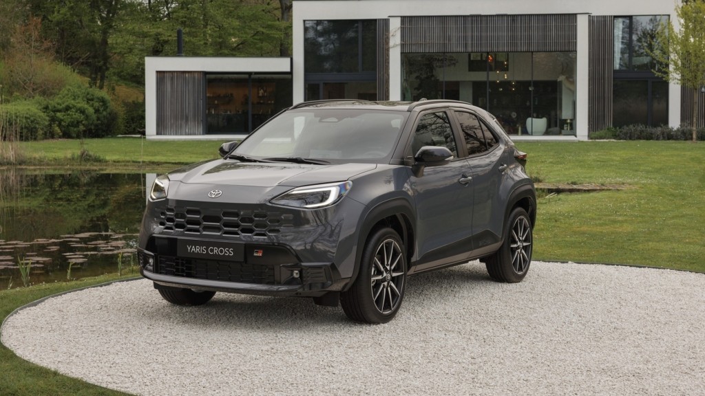 2026_yariscross_stormgrey_static_04