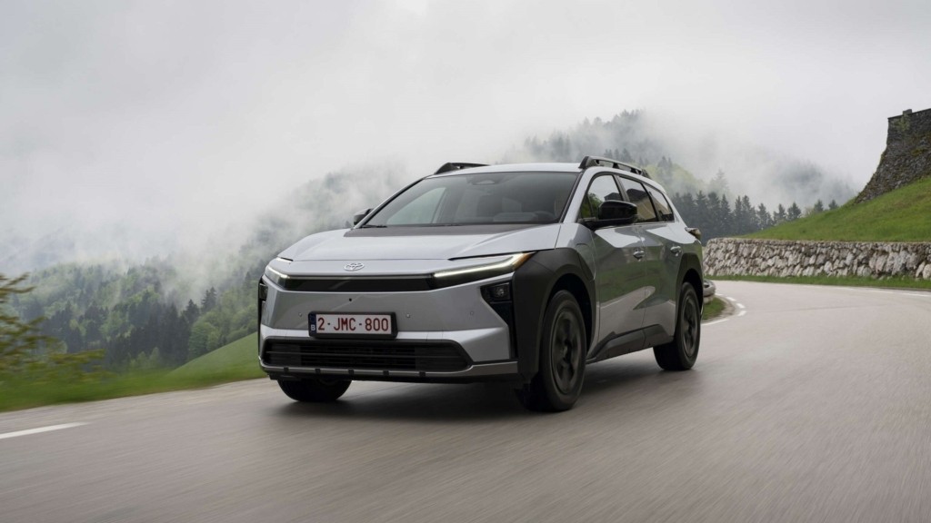 2026_toyotabz4xtouring_fwd_icesilvermetallic_dynamic_032-scaled