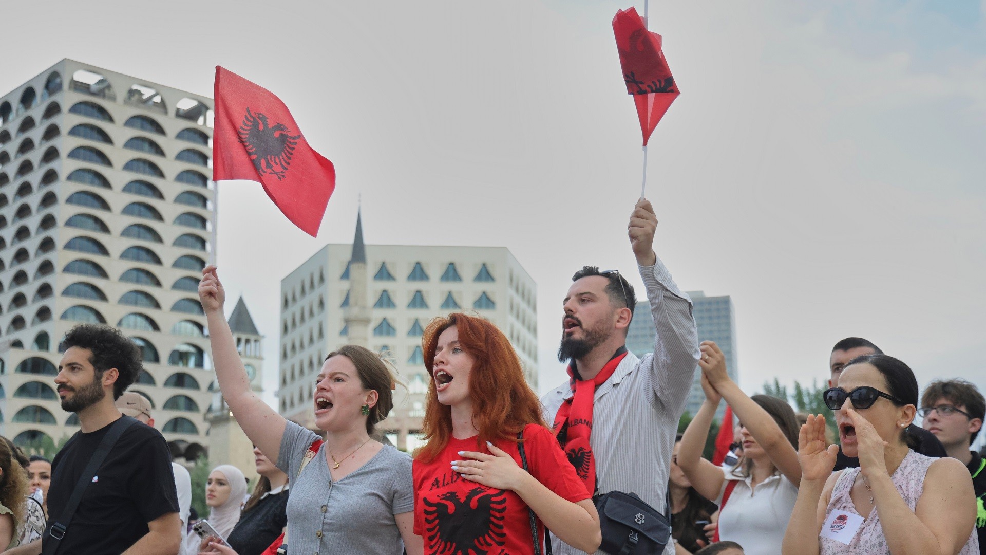«Η Αλβανία δεν είναι για πούλημα!»: χιλιάδες πολίτες διαδήλωσαν και χθες κατά του τουριστικού σχεδίου του Κούσνερ