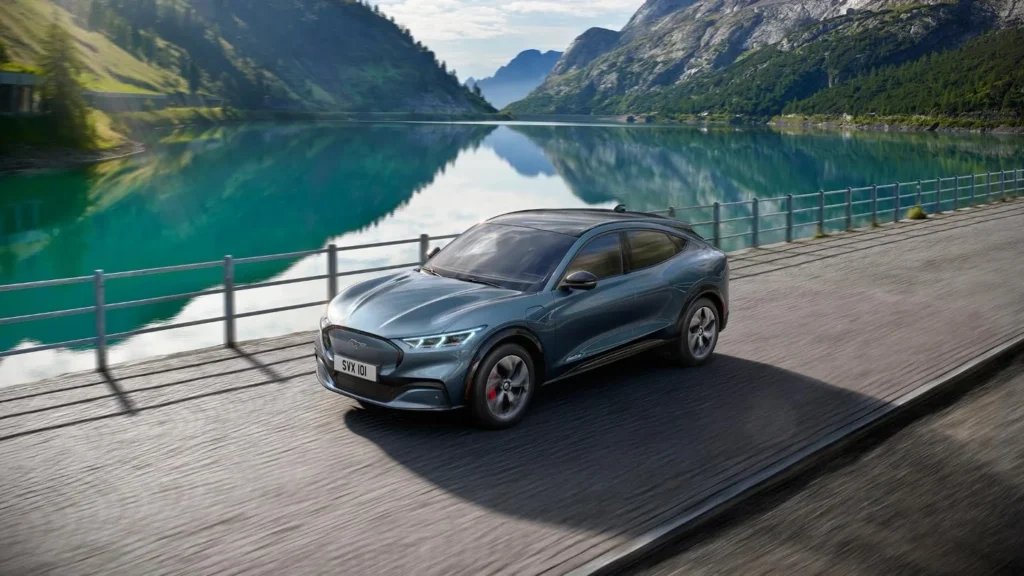 Ford-CX727-EU-cx727_49550_front_3_4_exterior_tracking_dam_desire_lhd-16×9-2160×1215-bb-three_quarter_water_tracking.jpg.renditions.extra-large
