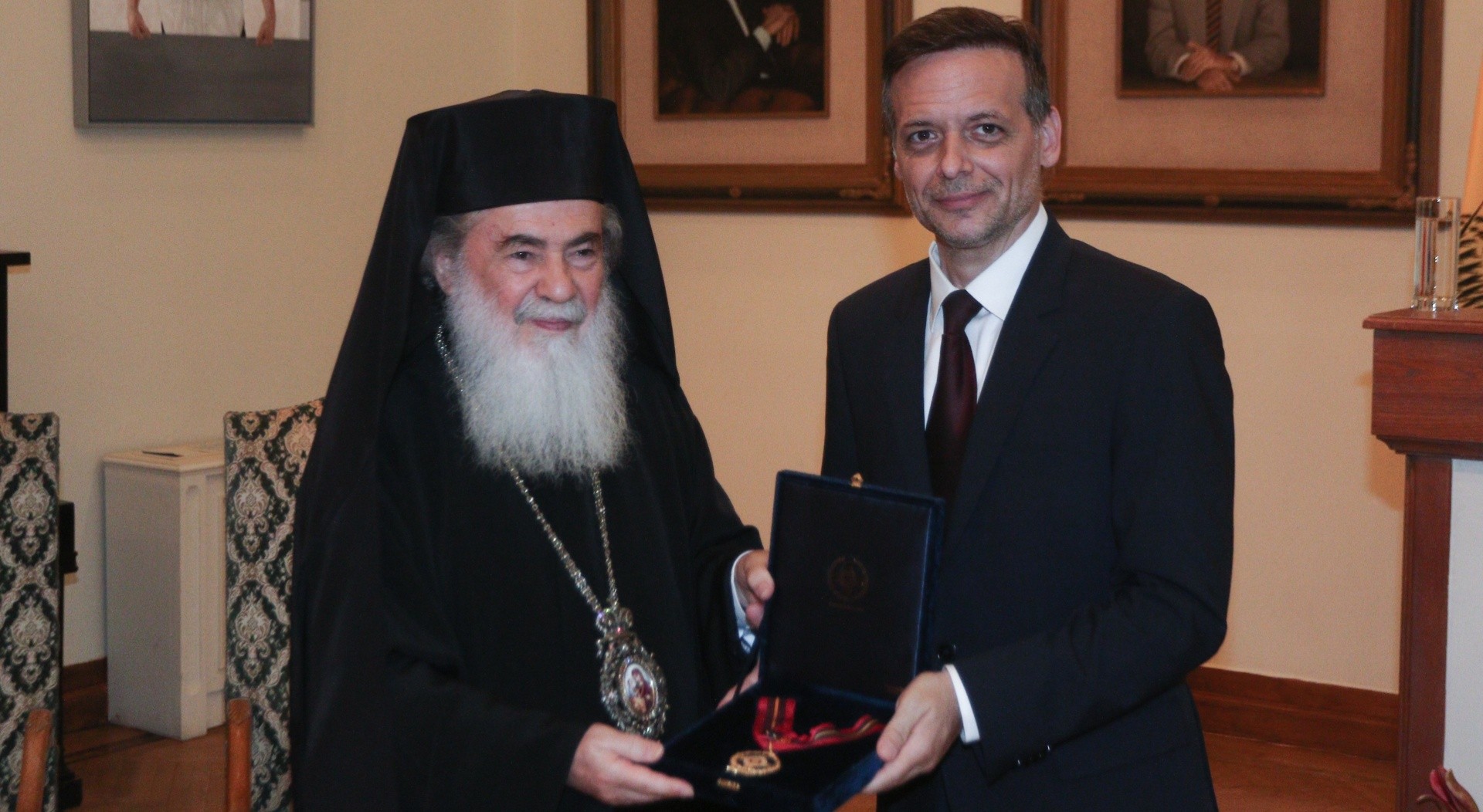 Δήμος Αθηναίων: Ο Χάρης Δούκας απένειμε το Μετάλλιο της Πόλε