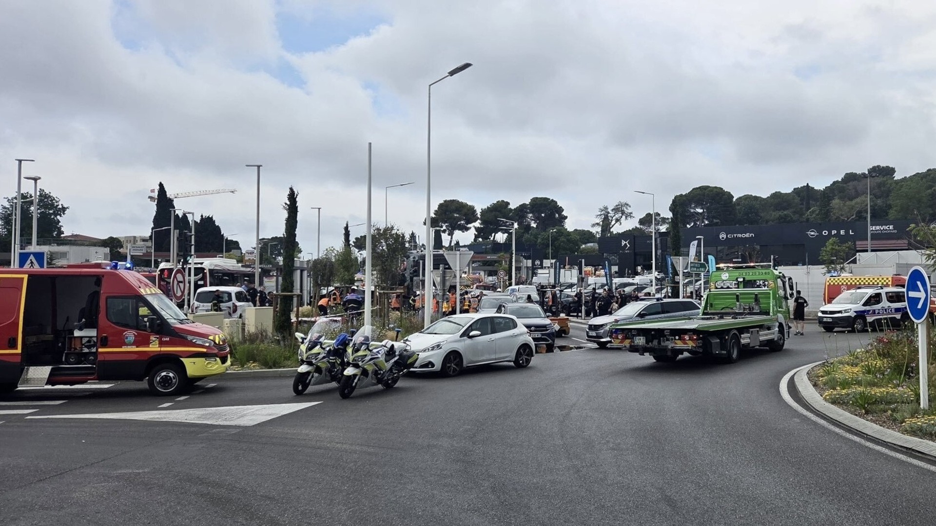 Γαλλία: Οδηγός νταλίκας αποκοιμήθηκε στο τιμόνι και προκάλεσε καραμπόλα με 23 οχήματα – Τουλάχιστον 37 τραυματίες (Photos/Videos)