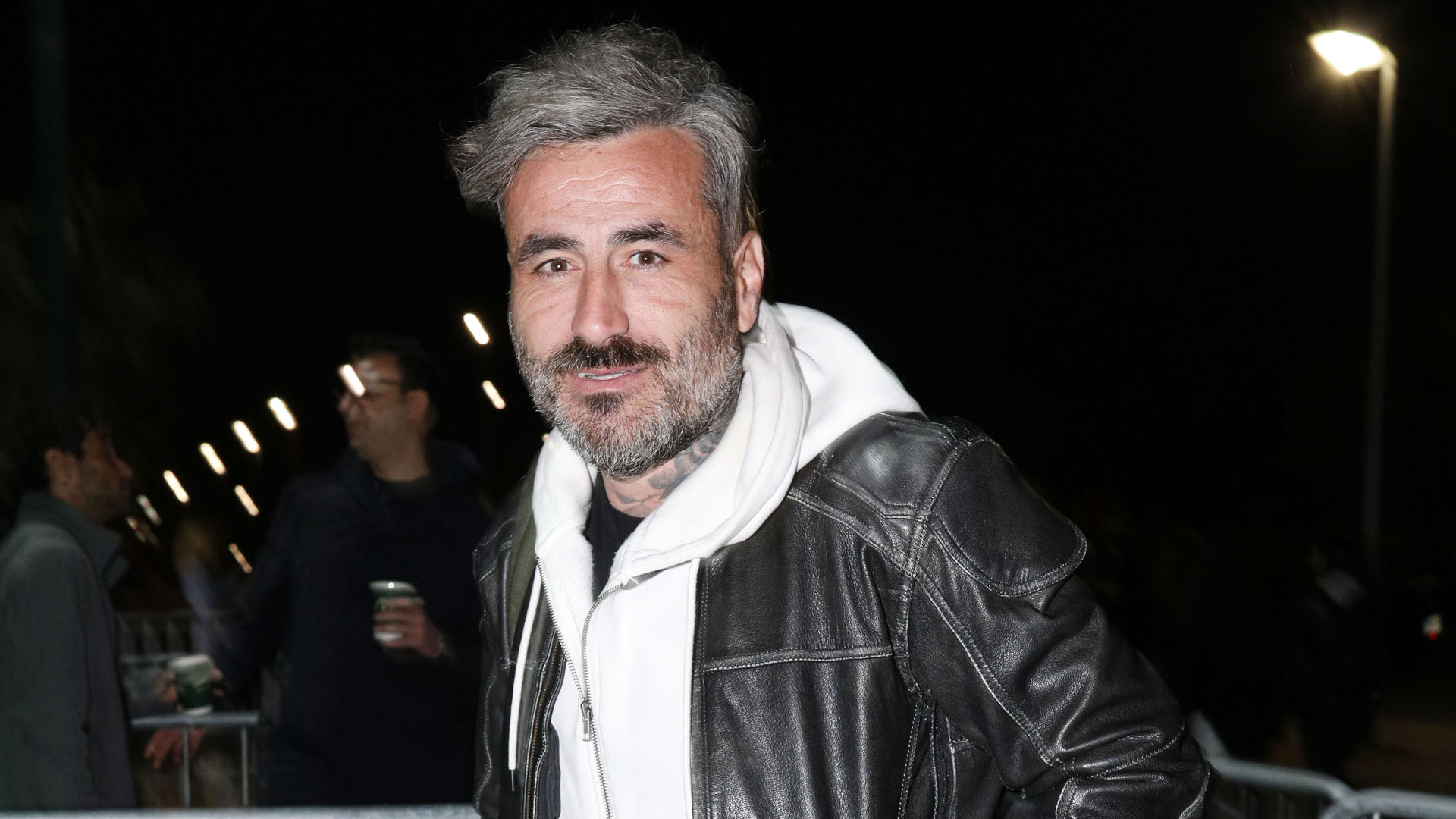 Ο Γιώργος Μαυρίδης έσωσε μωρό σκαντζόχοιρο και το ταΐζει με 