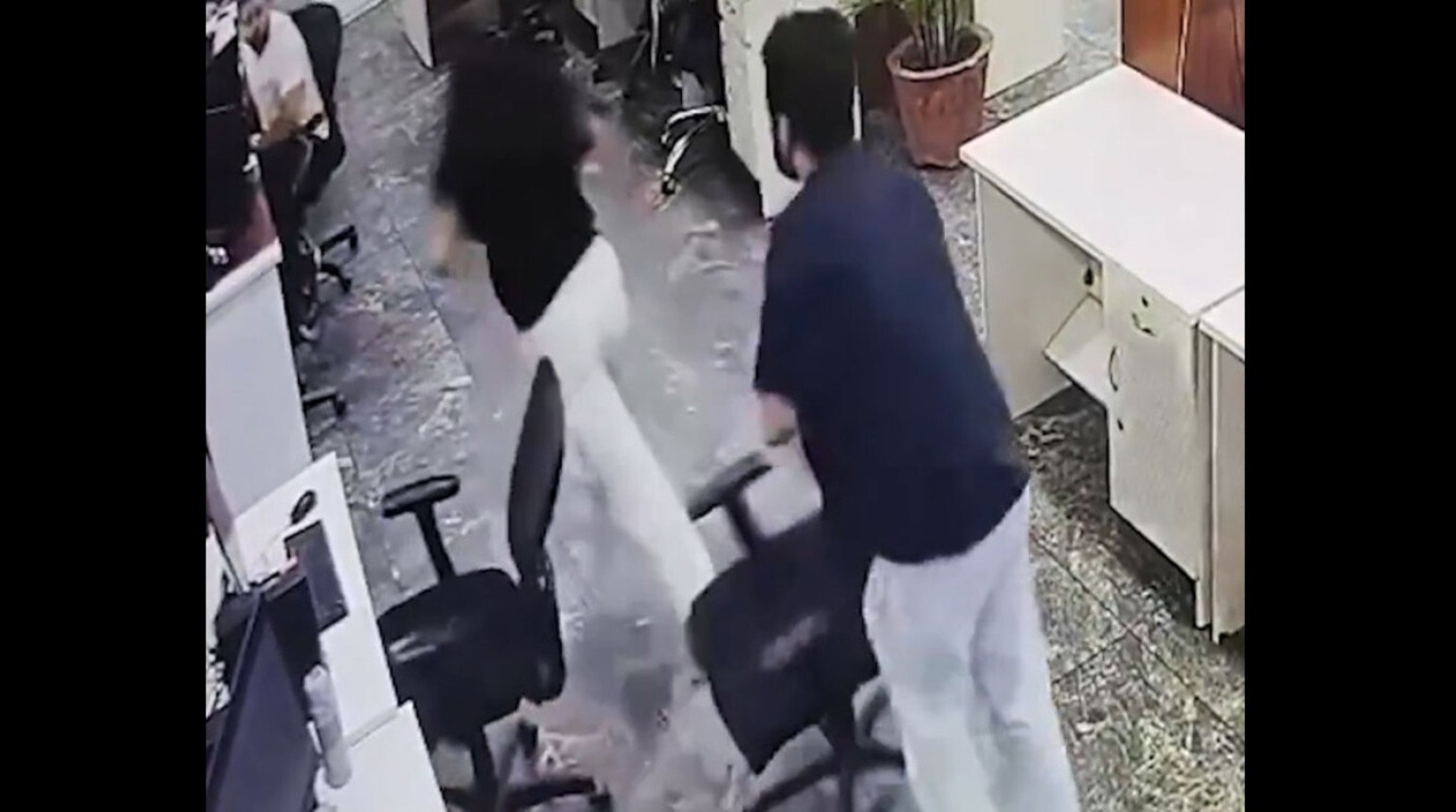 Αιματηρή επίθεση σε εταιρεία στην Ινδία: Νεκρή 29χρονη από τα χέρια πρώην συντρόφου της (Video – σκληρές εικόνες)