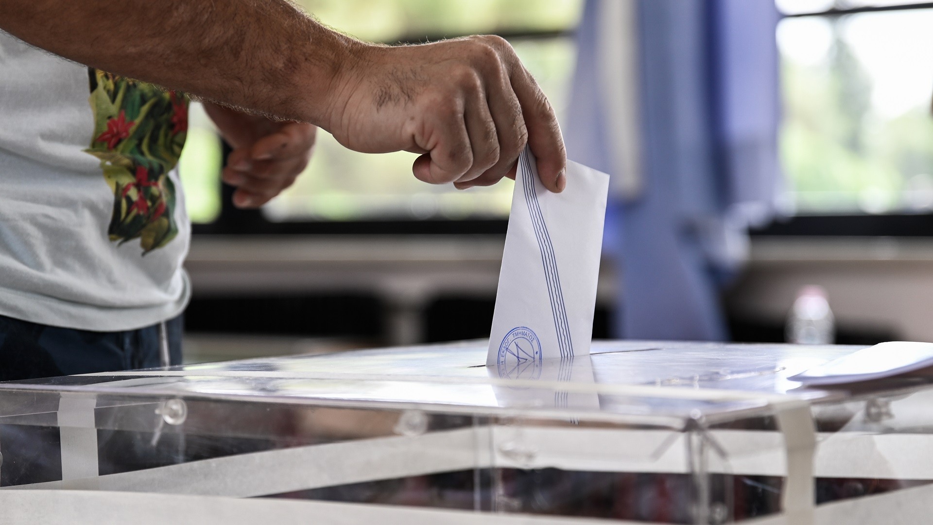 Έντεκα γκάλοπ δείχνουν ανατροπές και αδιέξοδο: ΝΔ κάτω από 3