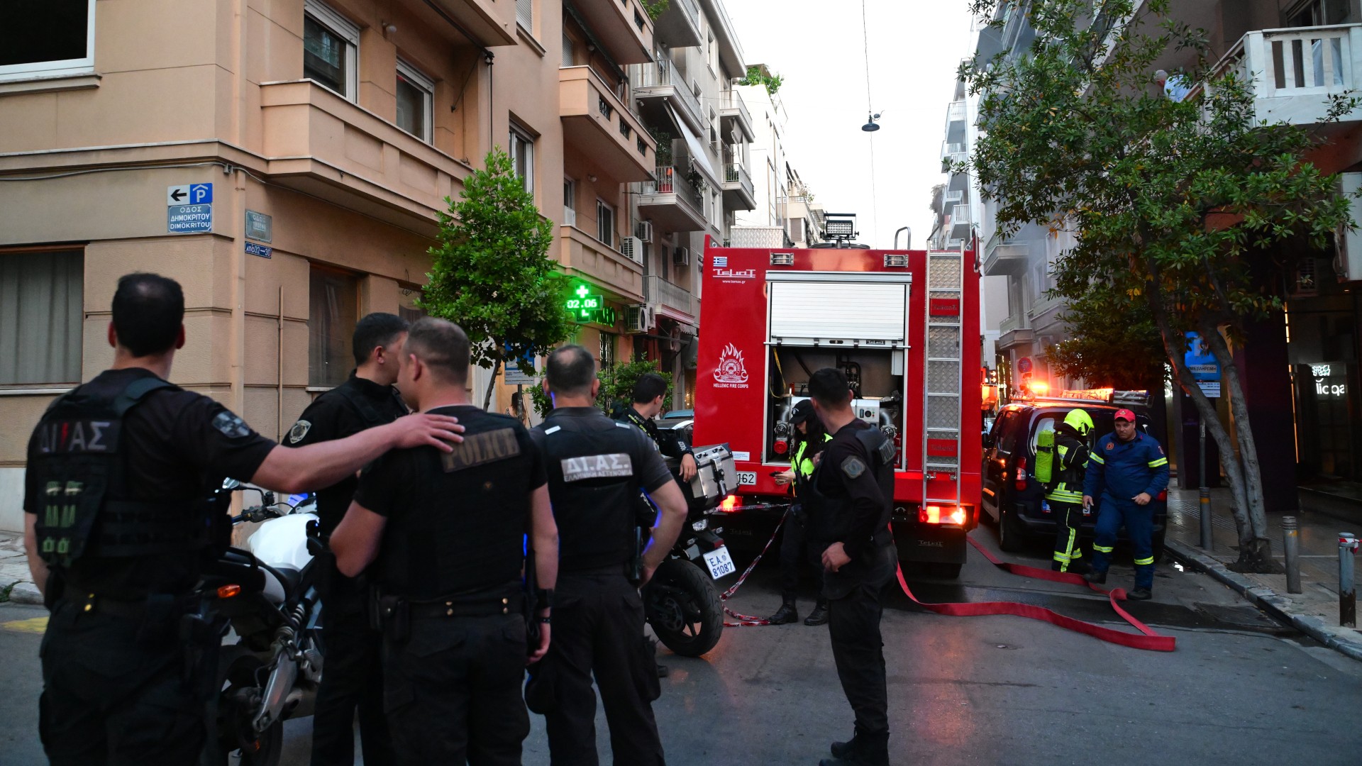 Συναγερμός στο Κολωνάκι: Φωτιά σε υπόγειο αποθήκης καταστήματος στη Σκουφά (Photos)
