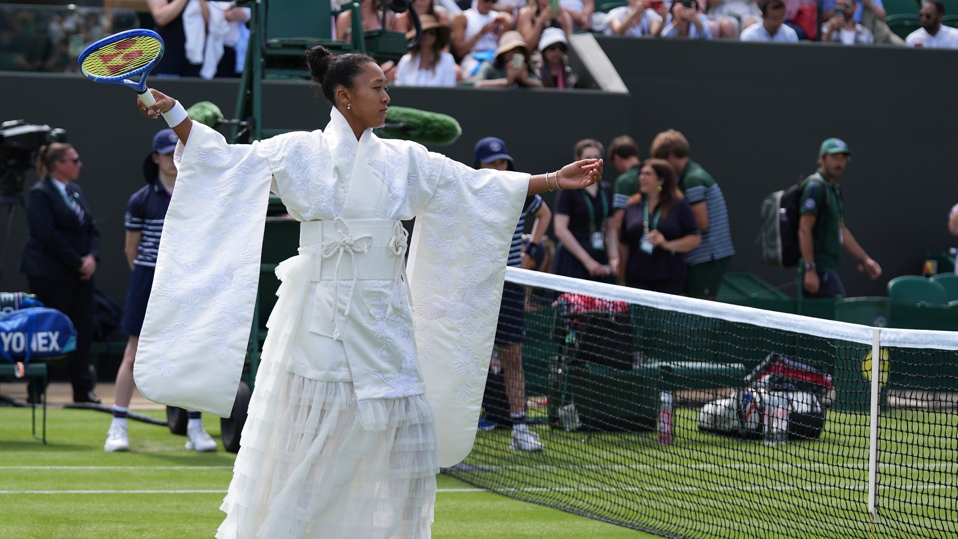 Η Ναόμι Οσάκα πήγε τη μόδα και στο Wimbledon: Εμφανίστηκε στο court με λευκό κιμονό, εμπνευσμένο από το… Kill Bill | topontiki.gr