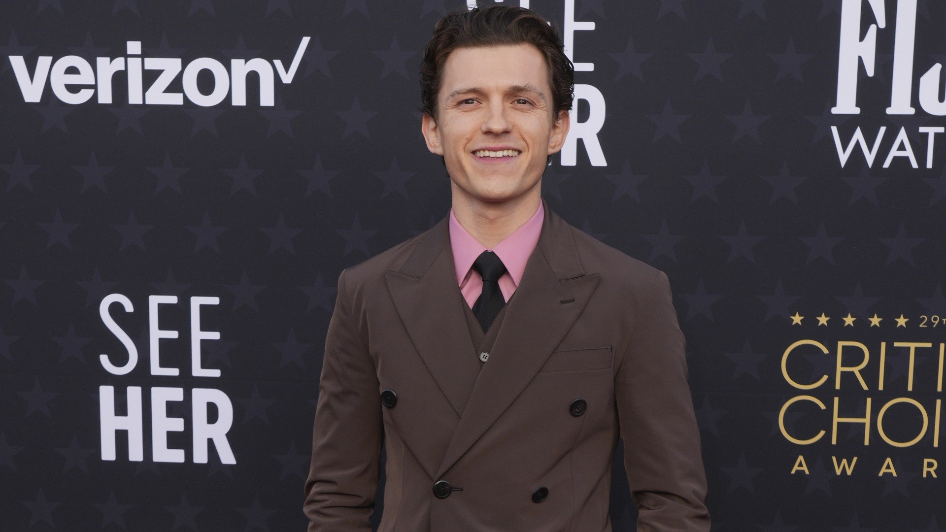 Tom Holland: Η «άβολη» συζήτηση για το Spider-Man, με στόχο «την εμπειρία της ζωής του» δίπλα στον Christopher Nolan (photos/video)