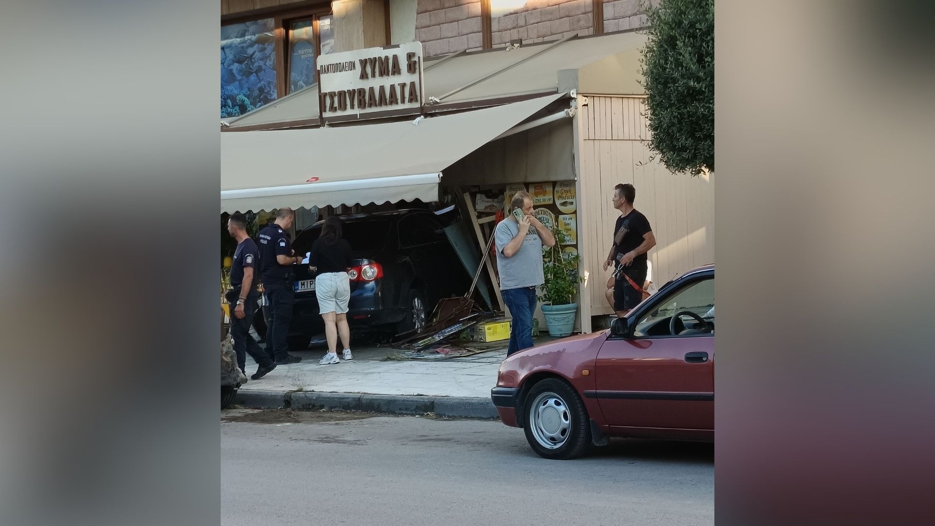 Θεσσαλονίκη: Αυτοκίνητο «καρφώθηκε» σε παντοπωλείο, δύο τραυματίες