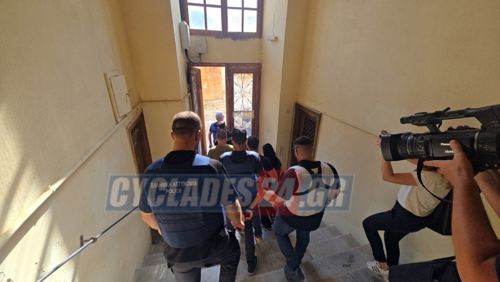 Δολοφονία Σύρος: Δεν ασκήθηκαν ακόμη διώξεις στο ζευγάρι- Αυτοψία και αναπαράσταση στο σπίτι 4 1868c94bc60b23db0f8abed07d52bdcd