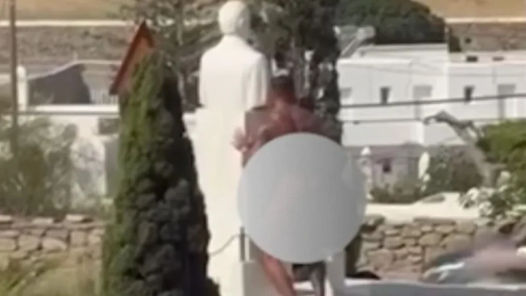 mykonos-touristas-eksot
