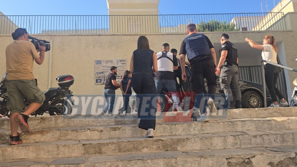 Δολοφονία Σύρος: Δεν ασκήθηκαν ακόμη διώξεις στο ζευγάρι- Αυτοψία και αναπαράσταση στο σπίτι 6 syros dikastirio 123