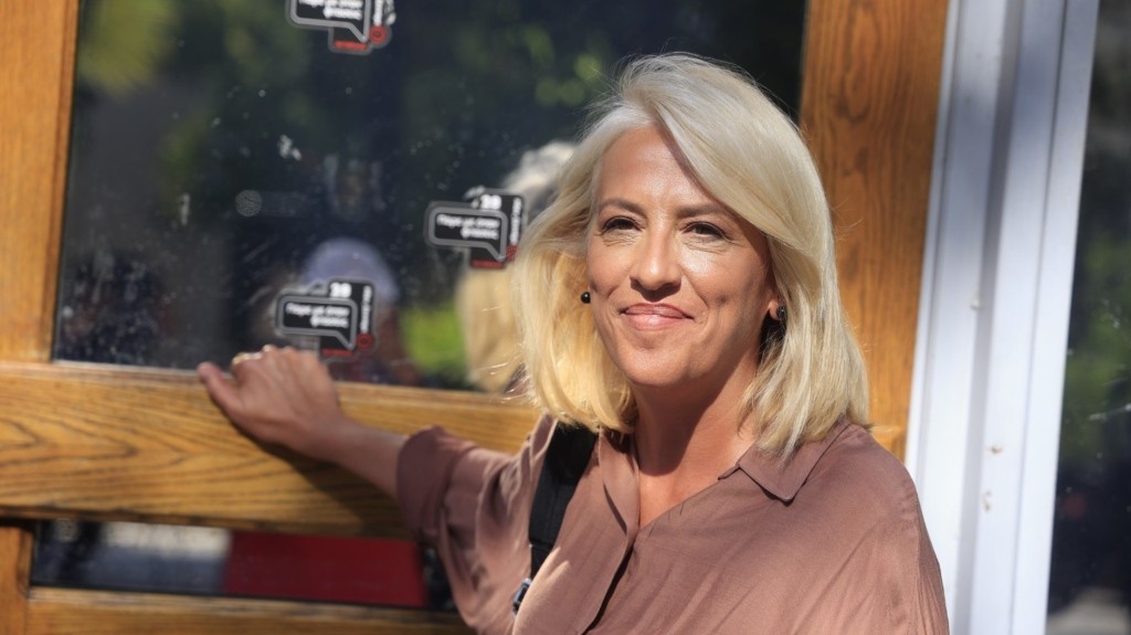 RENA DOUROU