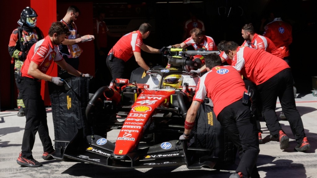 hamilton-ferrari-pits