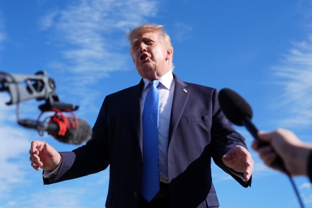 trump-mikrofona