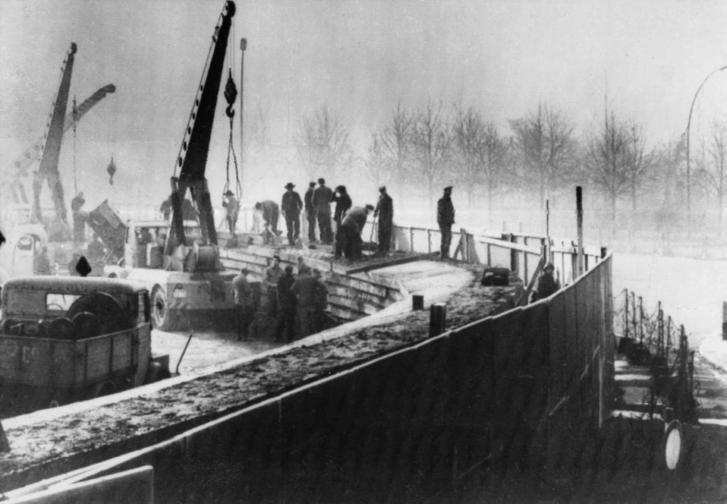 Berlin_Wall_1961-11-20