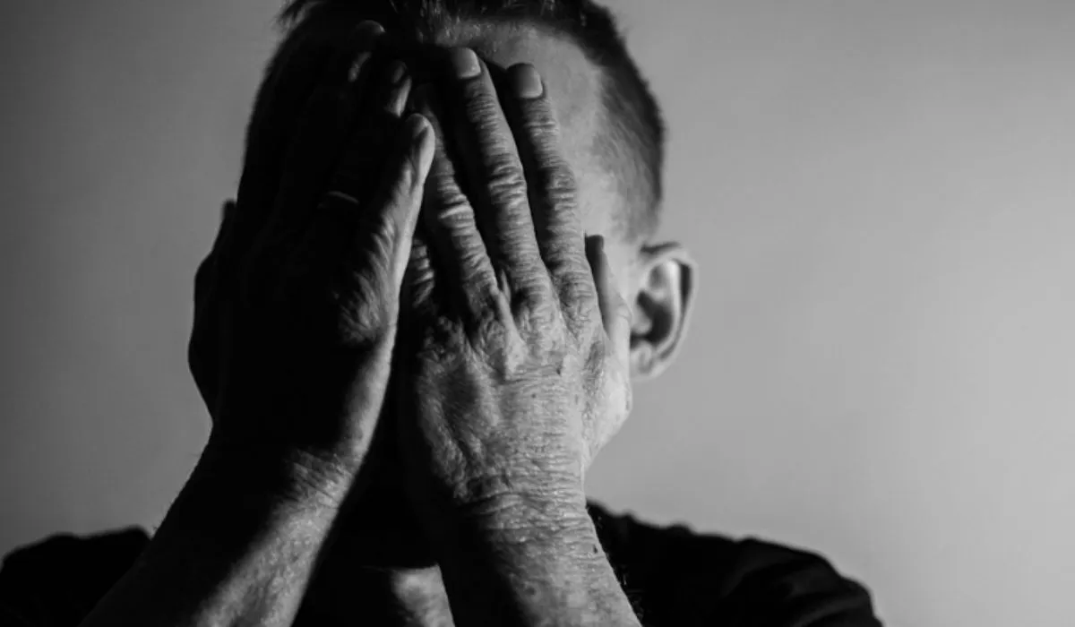 Οικολογικό άγχος: Ο αόρατος εχθρός που απειλεί τους πληγέντες από τις πυρκαγιές και τις πλημμύρες
